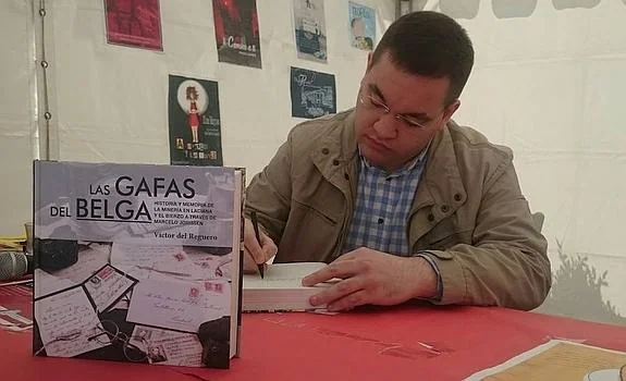 Víctor del Reguero, durante la firma de libros de este domingo en Ponferrada.