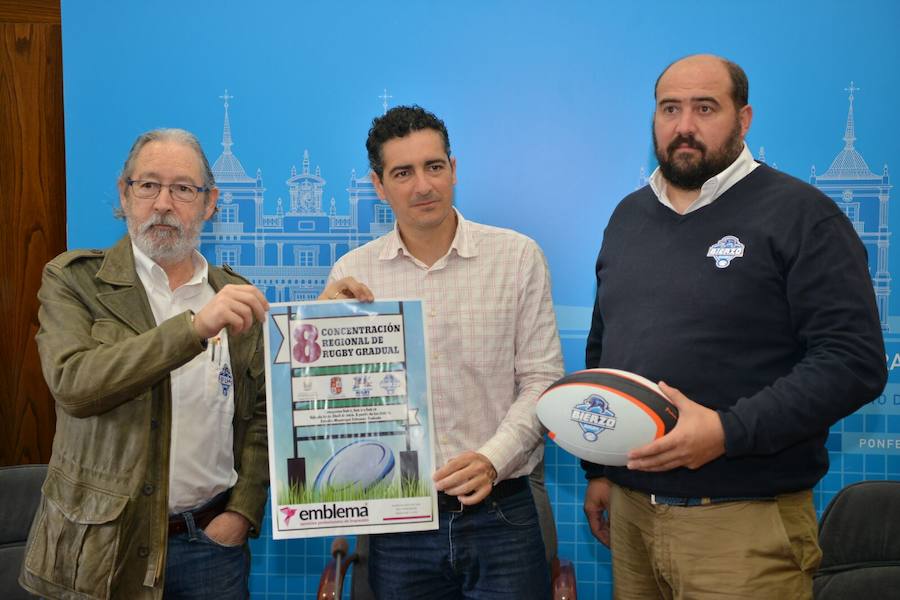 El concejal de Deportes con el presidente de Bierzo Rugby y el director de la Escuela Municipal, en la presentación.