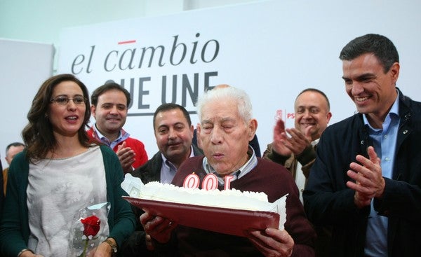 El secretario general de el PSOE, Pedro Sánchez (D), junto al militante Antonio Fernández, que recientemente ha cumplido 100 años.César Sánchez