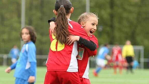 Jugadoras del equipo Ponferrada Femenino, participante en la categoría benjamín de la 2ª división provincial de León, celebrando un gol conseguido durante uno de sus partidos