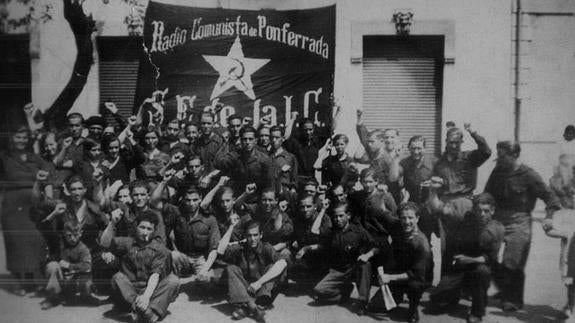 Esta fotografia de la manifestación del 1 de mayo de 1936 en Ponferrada  fue guardada durante décadas por su autor, por miedo a represalias tras el estallido de la Guerra Civil.