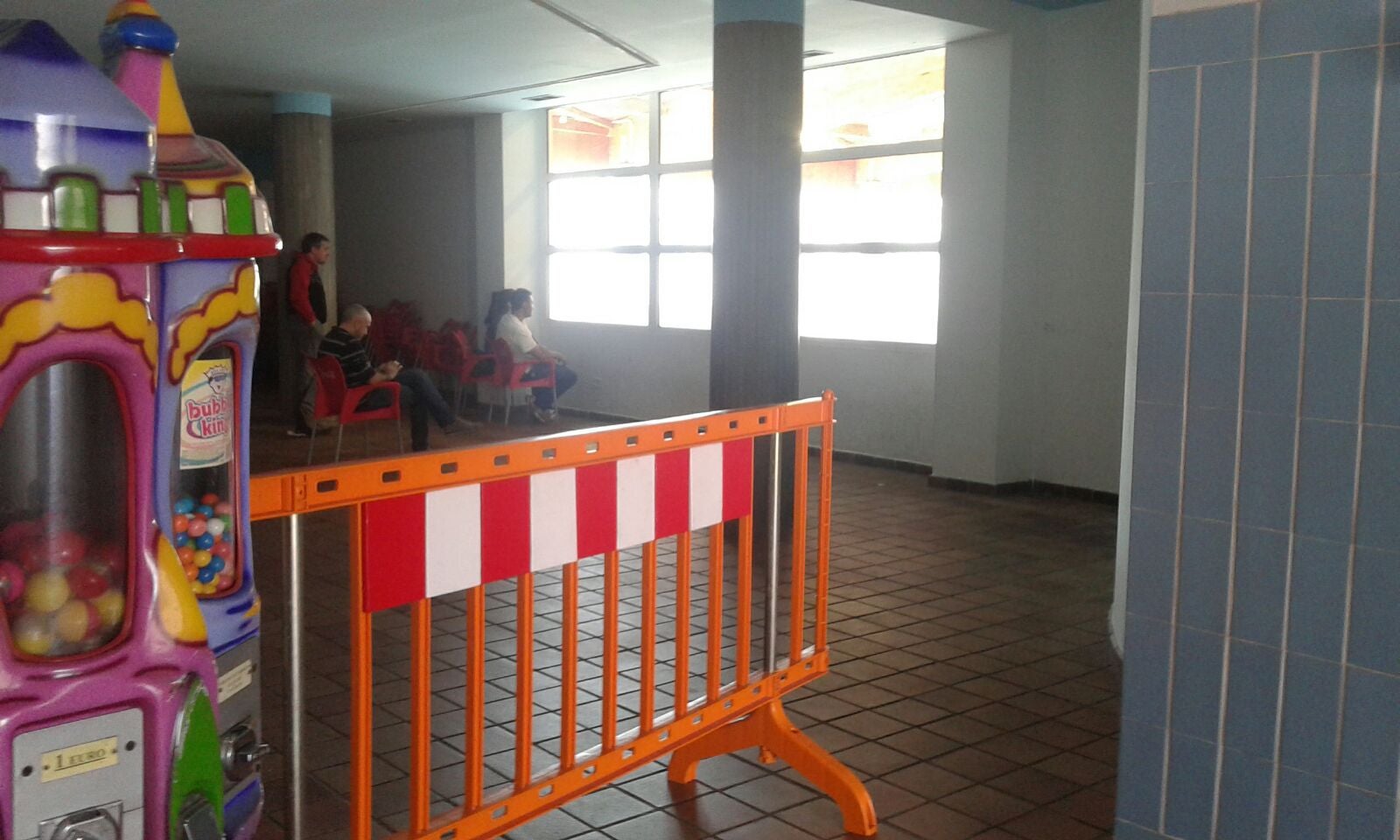 USE denuncia los inconvenientes que el cierre de la cafetería de las piscinas ocasiona a los padres.