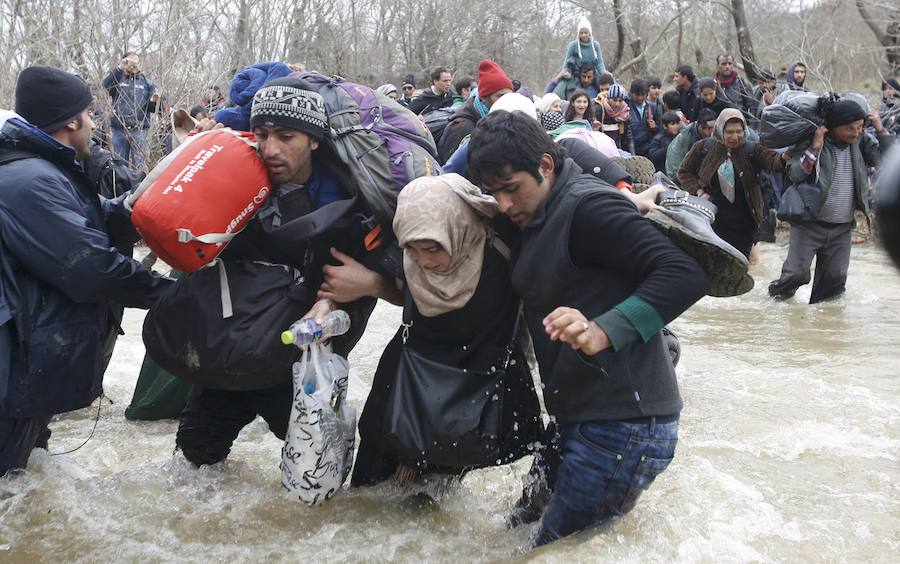 Un millar de refugiados logra cruzar de Grecia a Macedonia.