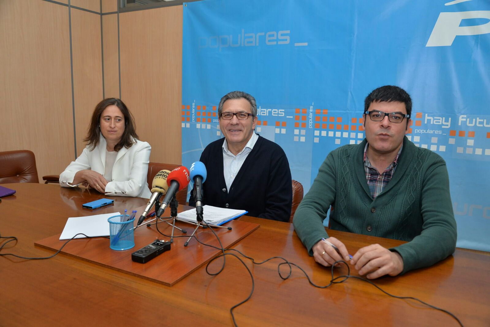 El portavoz del PP en Cacabelos junto a dos concejales de su grupo, en la comparecencia de este jueves.