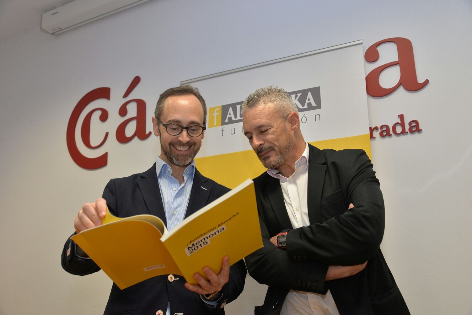 El director de la Fundación y el supervisor de supermercados de la cadena en Ponferrada, durante la presentación de la memoria anual.