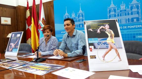 El concejal de Deportes y la responsable del Club Deportivo Aros 5, en la presentación del torneo.