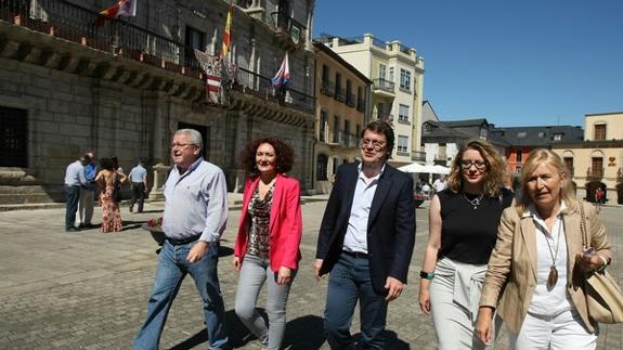 El secretario general del PP de Castilla y León, Alfonso Fernández Mañueco, durante su visita a Ponferrada.