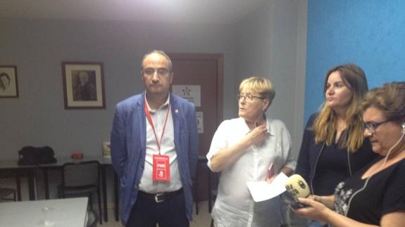 La secretaria local del PSOE, Rita Prada (C), junto a Olegario Ramón y Gloria Acevedo.