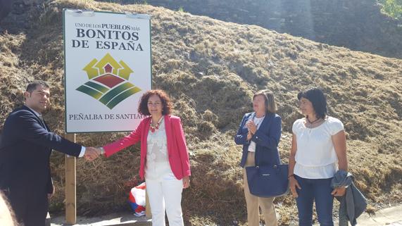 La alcaldesa de Ponferrada, Gloria Merayo, sella la proclamación con el presidente de la asociación, Francisco Mestre,  con un apretón de manos en presencia de la concejala de Cultura y la pedánea del pueblo.