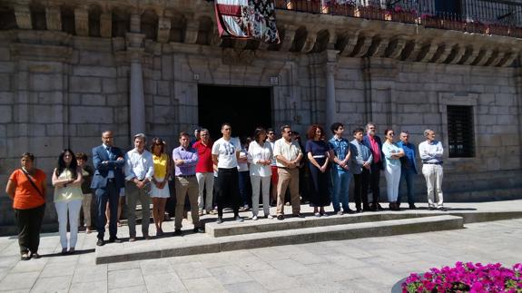 La corporación municipal de Ponferrada guardó este jueves un minuto de silencio a la puerta del Ayuntamiento por las víctimas del atentado de Estambul.