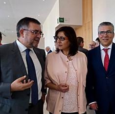 El consejero delegado de Funespaña, Alberto Ortiz, y el gerente de Funerarias Reunidas del Bierzo, Delmiro Vega, junto a los concejales Amparo Vidal y Roberto Mendo, en la inauguración del nuevo tanatorio La Encina.