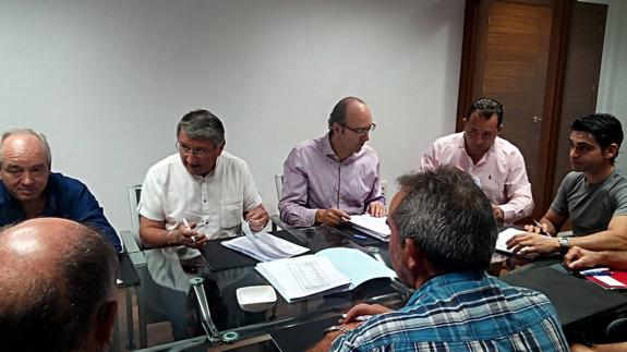 Representantes de la patronal y de UGT, durante la firma del convenio en Ponferrada.