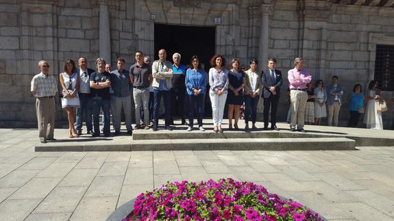 Concentración de los grupos políticos a las puertas del Ayuntamiento de Ponferrada.