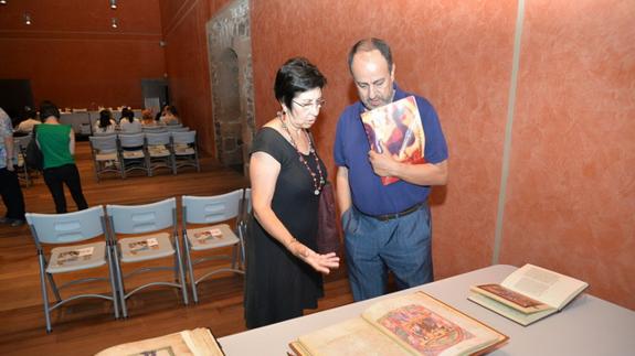 El bibliófilo Antonio Ovalle junto a la presidenta del IEB, Mar Palacio, en una visita a la exposición 'Templum Libri'.