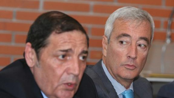 El gerente del Hospital del Bierzo, José Antonio Visedo, junto al consejero de Sanidad, Antonio María Sáez Aguado, en su presentación.