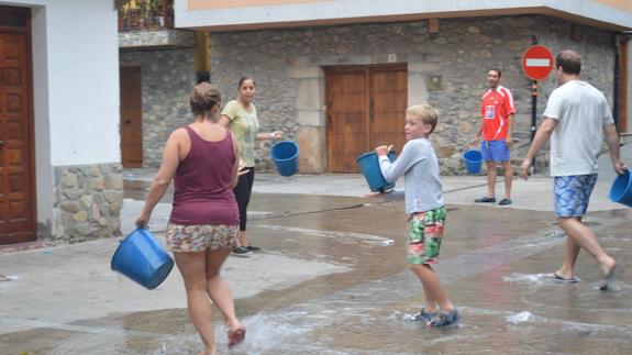 Los cubos se convirtieron en la mejor arma para el lanzamiento de agua.