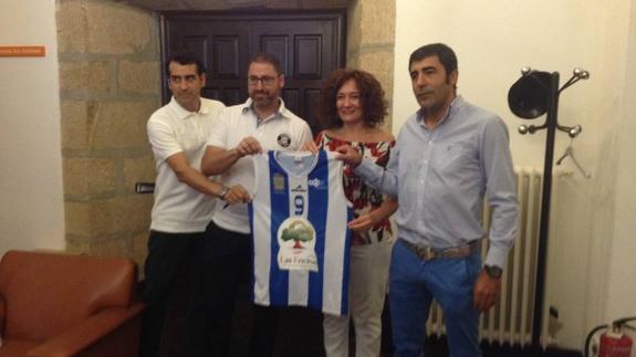 El Grupo Las Encinas Ciudad de Ponferrada, durante la presentación de su patrocinador.