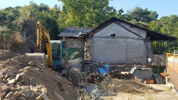 Obras de reparación del muro derrumbado en Villar de los Barrios. 