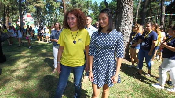 La atleta Nuria Lugueros hace su entrada en Cima junto a la alcaldesa, Gloria Merayo.