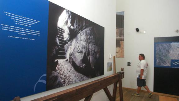 Exposición sobre la realización de los canales romanos de Las Médulas, en el aula de interpretación de Puente de Domingo Flórez