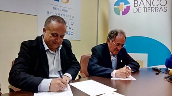 El presidente del Consejo Comarcal, Gerardo Álvarez Courel, y el del Banco de Alimentos del Sil, Damián Tascón, en la firma del convenio.