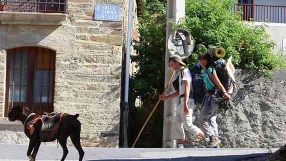 Peregrinos del Camino de Santiago en la localidad berciana de Trabadelo. 