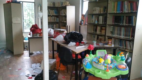 CB denuncia el lamentable estado de la biblioteca de Puente de Domingo Flórez.