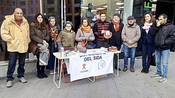 La Asociación de Apoyo a Personas Afectadas por VIH celebró un acto en la Plaza de Lazútegui de Ponferrada en el Día de la Lucha contra el SIDA.