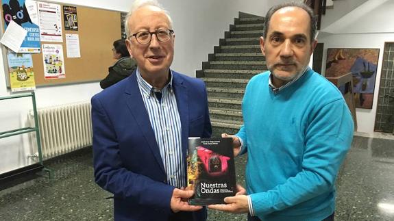 José Cruz Vega y Rafa Casas, autores del libro 'Nuestras ondas'.