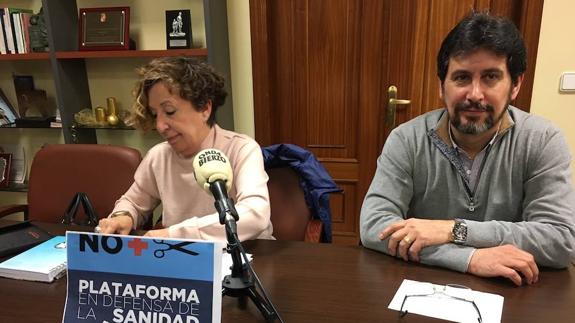 Pilar Martín Coruña y Plácido Martínez, miembros de la plataforma, durante la rueda de prensa.