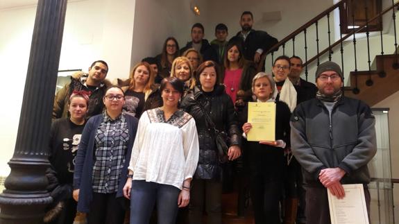 La presidenta del Imfe (C) entregó los diplomas a los participantes.