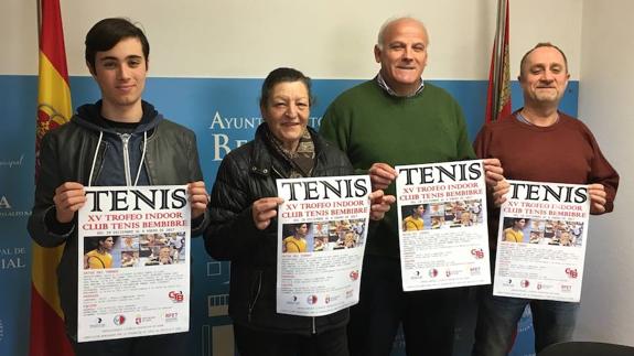 Imagen de la presentación del trofeo de tenis de Bembibre.
