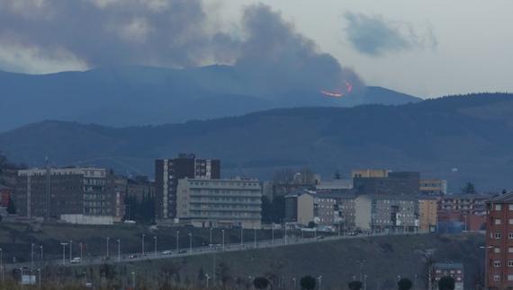 Incendio en los montes de la localidad de El Acebo, visto desde Ponferrada. 