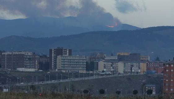 ncendio en los montes de la localidad de El Acebo , visto desde Ponferrada.