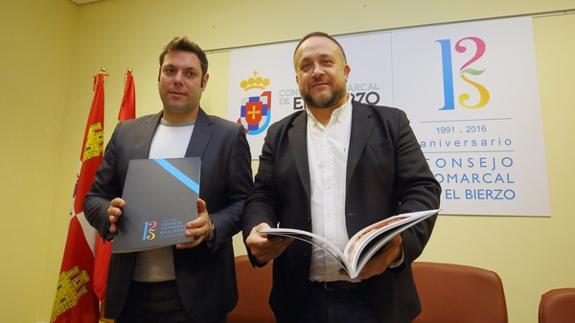 El presidente del Consejo, Gerardo Álvarez Courel (D), junto al vicepresidente de la institución, Iván Alonso (I), durante la presentación del libro.