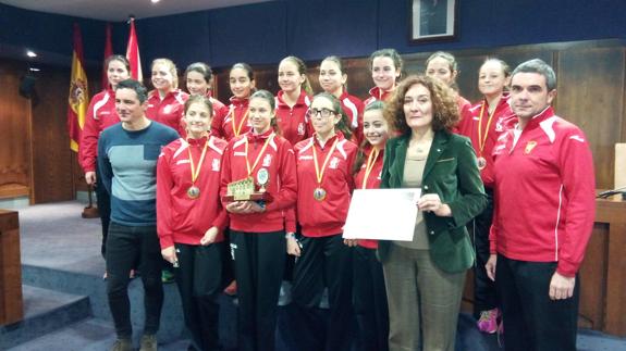 La alcaldesa de Ponferrada y el concejal de Deportes recibieron este lunes al equipo en el Ayuntamiento.