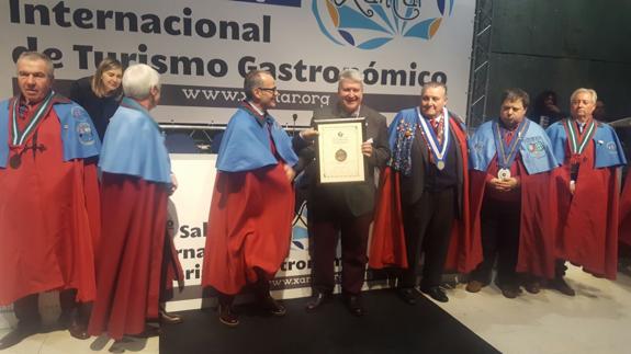 Ricardo Miranda recibe la medalla de oro que la Fundación Luso-Galaica concede al Ayuntamiento de Ponferrada.