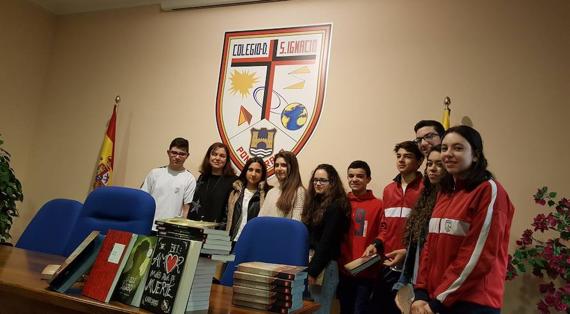 Care Santos junto a algunos alumnos en su visita al colegio San Ignacio.