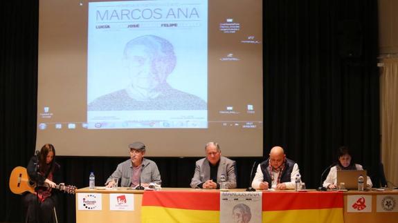 El escritor, poeta y ex diputado de Izquierda Unida, Felipe Alcaraz (C), durante el homenaje al poeta comunista Marcos Ana en Ponferrada.
