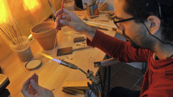 Un artesano del vidrio durante la producción de una de sus piezas.