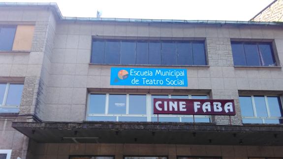 La escuela se ubica en el cine Faba de la villa del Cúa.