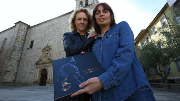 Las autoras del libro 'Tras los pasos del Lambrión', la fotoperiodista Ana F. Barredo (I), y la periodista Nuria Rodríguez (D).