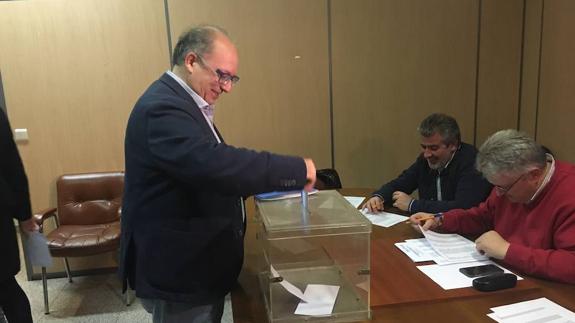 El presidente del PP de León, Eduardo Fernández, en el momento de la votación.