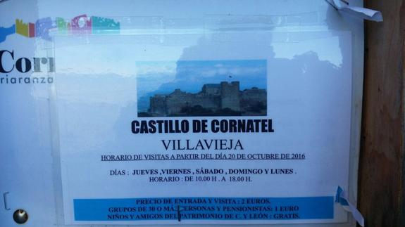 Cartel con los horarios de apertura del Castillo de Cornatel.