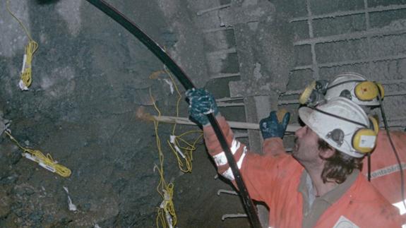 Alumnos cargando una voladura.