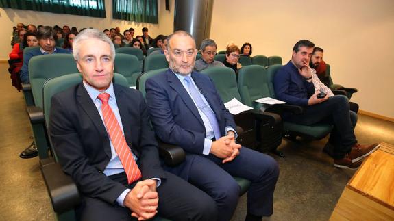 El jefe del servicio de Defensa del Medio Natural, Vicente Rodríguez (I), junto al jefe de la sección de Protección de la Naturaleza del Servicio Territorial de Medio Ambiente de León, José Carlos García (D).
