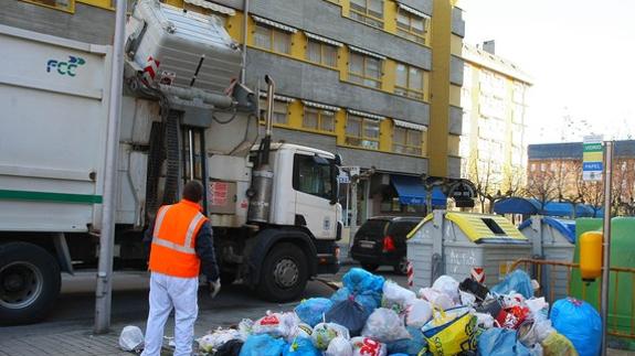 Operarios del servicio recogen la basura acumulada tras la última huelga.