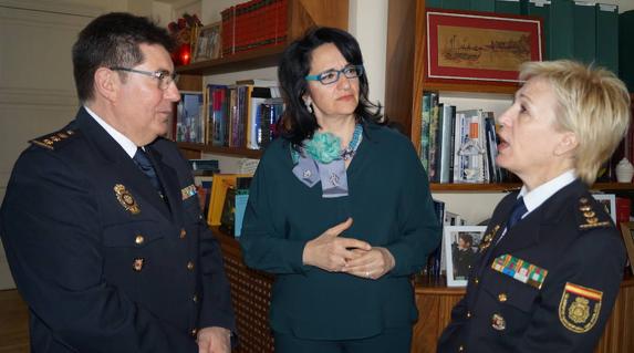 La subdelegada del Gobierno, Teresa Mata, junto al Comisario de Ponferrada, Ubaldo de la Torre, y la Comisario Jefe Provincial, Estíbaliz Palma.