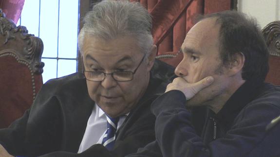  Miguel Ángel y su letado, este miércoles en la Audiencia Provincial. 