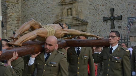 La imagen del Cristo de la Esperanza fue portada a hombros por militares de la USAC Santocildes del Ejército de Tierra de Astorga.